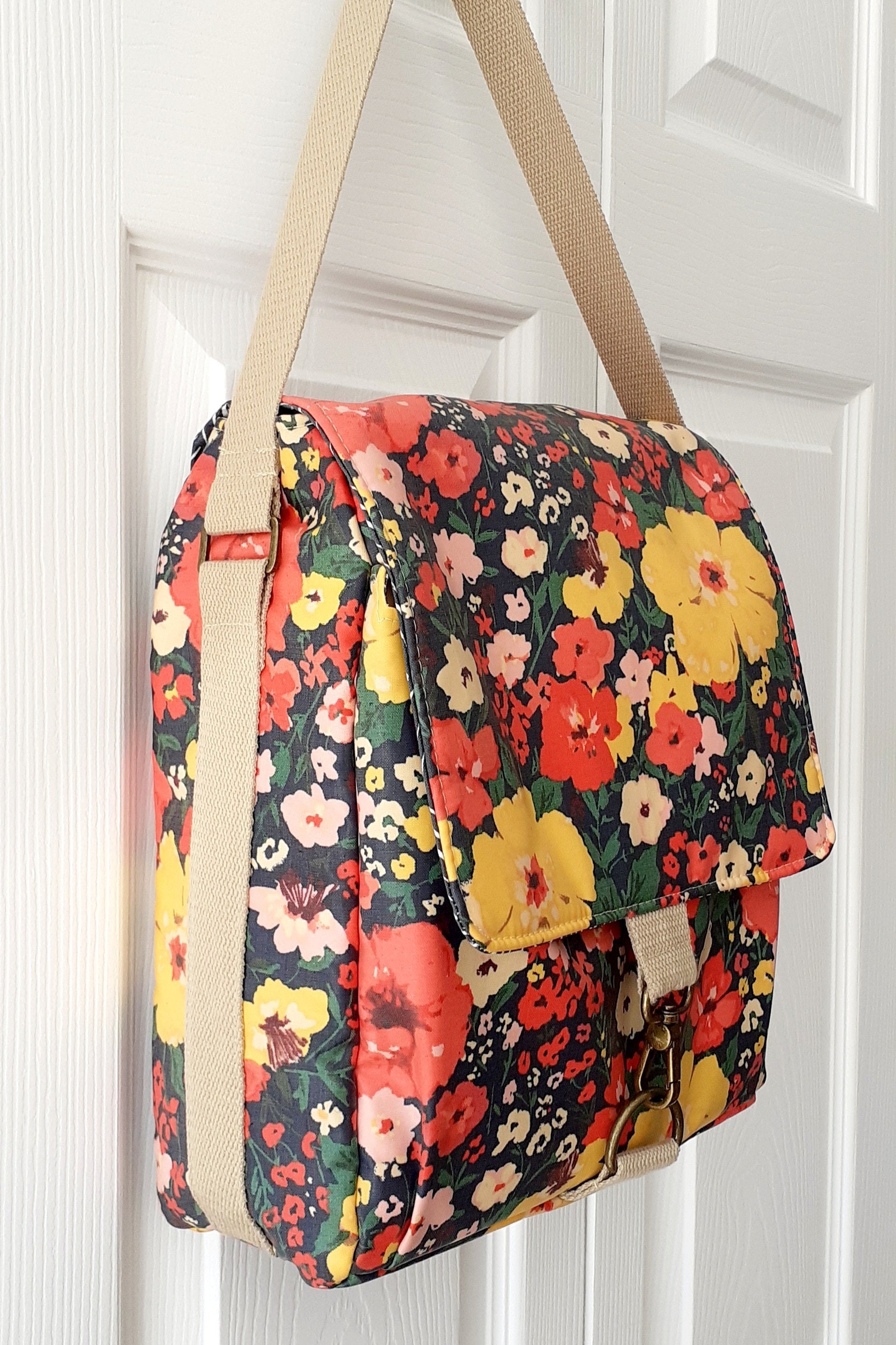 Sewing pattern insulated wipe clean lunch bag